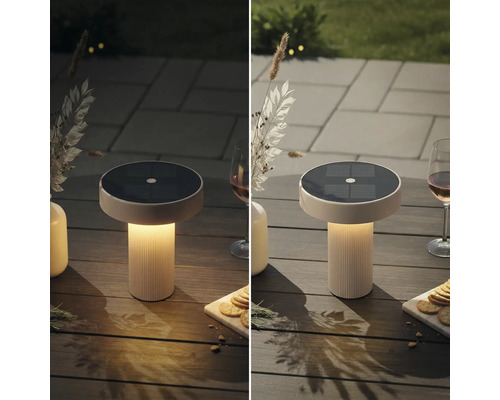 Eine runde Solar Tischleuchte mit geriffeltem Standfuß steht auf einem Holztisch im Außenbereich bei Tag und Dämmerung.
