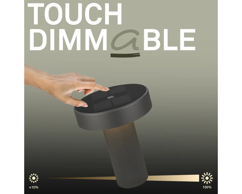 Eine Hand bedient die Touch Dimmfunktion an einer modernen LED Tischleuchte mit geripptem Fuss und flachem Leuchtenkopf.