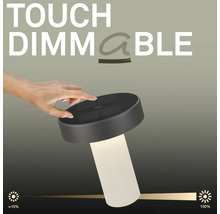 Eine Hand bedient die Touch Dimmfunktion einer modernen Leuchte mit stufenloser Helligkeitsregelung von 10 bis 100 Prozent.