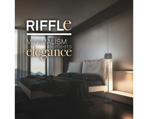 Lampadaire moderne avec abat-jour plissé dans une chambre à coucher élégante.