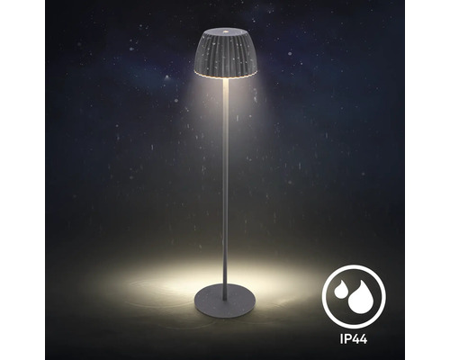 Lampadaire LED moderne pour extérieur avec protection IP44 contre les projections d eau, abat-jour nervuré et pied étroit.