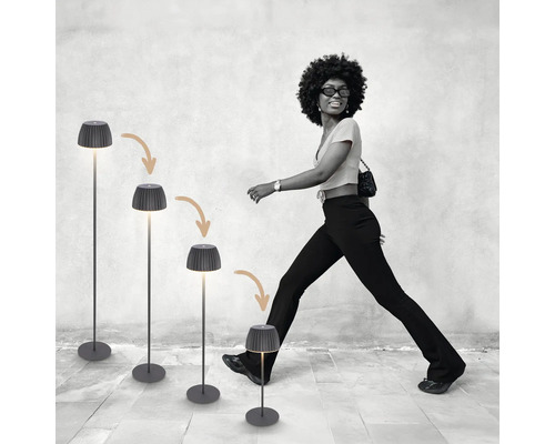 Lampadaire LED moderne réglable en hauteur avec abat-jour plissé et pied fin dans une scène lifestyle