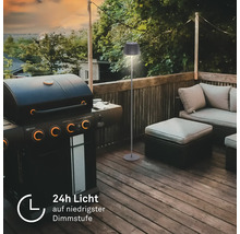 Lampadaire d extérieur moderne sur une terrasse avec barbecue à gaz et mobilier de salon offrant 24 heures d autonomie au niveau de gradation.
