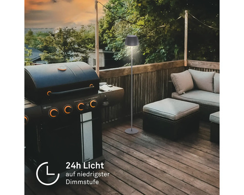 Lampadaire d extérieur moderne sur une terrasse avec barbecue à gaz et mobilier de salon offrant 24 heures d autonomie au niveau de gradation.