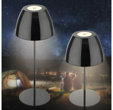 Zwei moderne LED Akkuleuchten in verschiedenen Höhen mit Touchschalter für den Außenbereich vor nächtlicher Campingkulisse