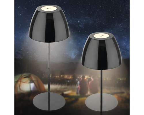 Zwei moderne LED Akkuleuchten in verschiedenen Höhen mit Touchschalter für den Außenbereich vor nächtlicher Campingkulisse