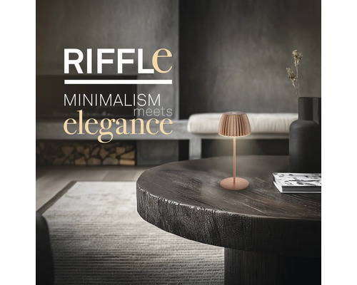 Moderne Tischleuchte im minimalistischen Design auf einem rustikalen Holztisch in einem elegant eingerichteten Wohnraum.