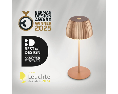 Moderne Akkuleuchte mit plissiertem Schirm und Auszeichnungen German Design Award Winner 2025 sowie Best of Design Schoener Wohnen