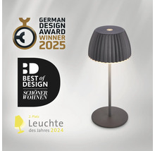 Moderne LED Tischleuchte mit plissiertem Schirm, ausgezeichnet als German Design Award Winner 2025 und Best of Design Schöner Wohnen.