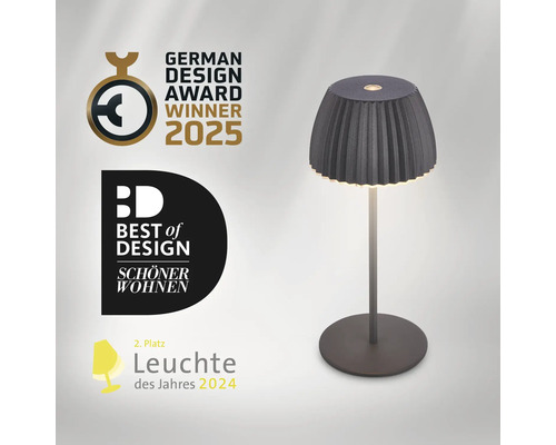 Moderne LED Tischleuchte mit plissiertem Schirm, ausgezeichnet als German Design Award Winner 2025 und Best of Design Schöner Wohnen.
