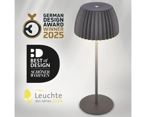 Moderne LED Tischleuchte mit plissiertem Schirm, ausgezeichnet mit dem German Design Award 2025 und Best of Design Preis von Schöner Wohnen.