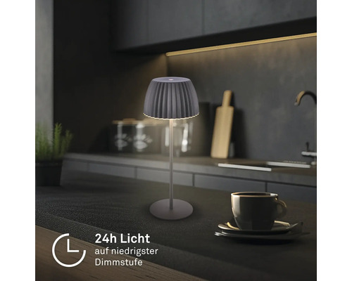 Moderne LED Tischleuchte mit geripptem Schirm auf einer Küchentheke, bietet 24 Stunden Licht bei niedrigster Dimmstufe.