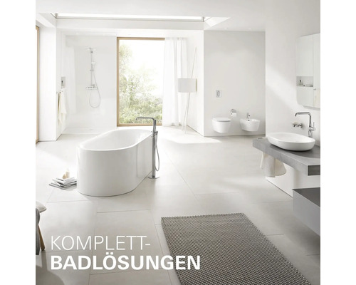 Helles, grosszügiges Badezimmer mit freistehender Badewanne, Waschbecken, hängendem WC, Bidet und Duschbereich in moderner Einrichtung.