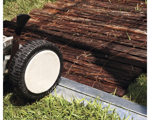 Tapis en bois sur une brouette