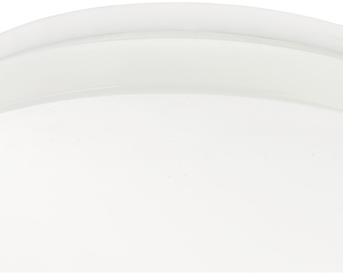 Detailaufnahme einer runden, weißen Deckenleuchte