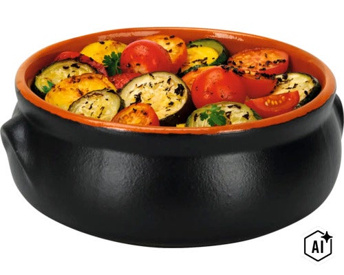 Eine runde schwarze Tontopf Schale gefüllt mit gegrilltem Gemüse wie Tomaten und Zucchini. (Image AI modified or generated)