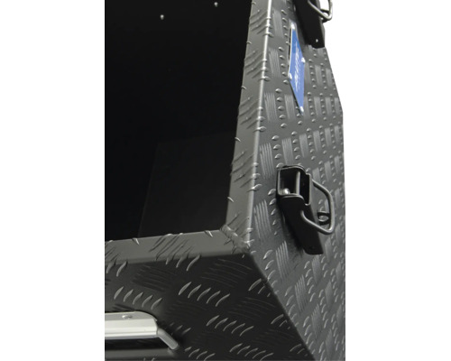 Detailansicht einer Transportbox aus Riffelblech mit Spannverschluss und Alutec Logo