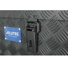 Detailansicht eines Alutec München Transportbox Verschlusses mit Riffelblech Struktur.