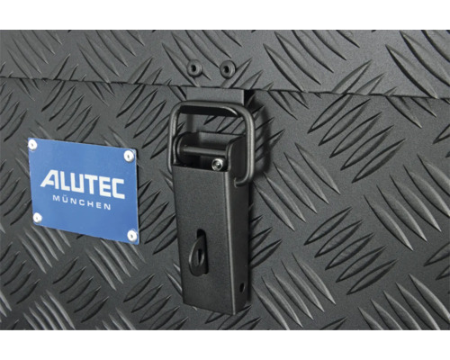 Detailansicht eines Alutec München Transportbox Verschlusses mit Riffelblech Struktur.
