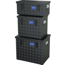 Drei gestapelte Alutec Aluminium Transportboxen aus Riffelblech mit Klappverschlüssen und Tragegriffen.