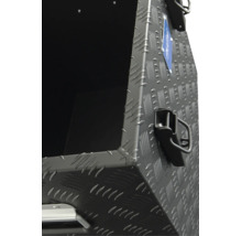Detailansicht einer Transportbox aus Riffelblech mit Spannverschluss und Allutech Logo