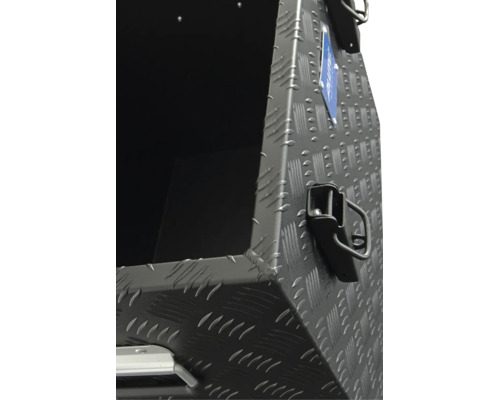 Detailansicht einer Transportbox aus Riffelblech mit Spannverschluss und Allutech Logo