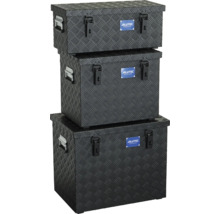 Set aus drei stapelbaren Alutec Transportboxen aus Aluminium mit Riffelblech Struktur und klappbaren Tragegriffen.