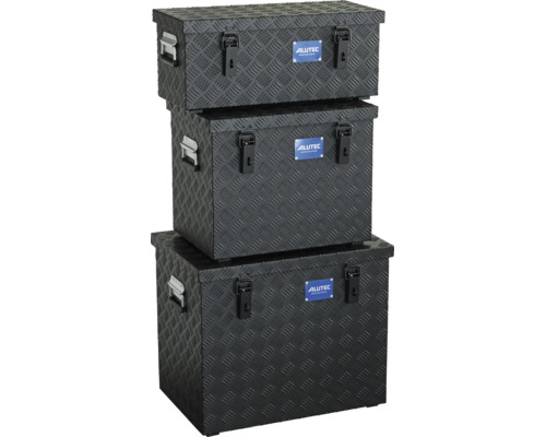 Set aus drei stapelbaren Alutec Transportboxen aus Aluminium mit Riffelblech Struktur und klappbaren Tragegriffen.