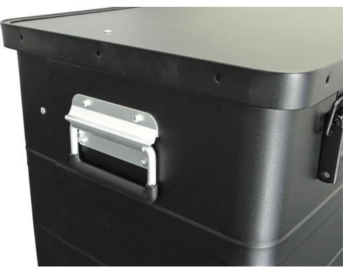 Schwarze Transportbox aus Metall mit seitlichem Tragegriff und Deckel für Lagerung und Transport.