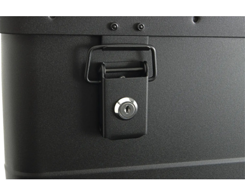 Detailansicht eines abschließbaren Metallverschlusses an einer Aufbewahrungsbox aus Metall.