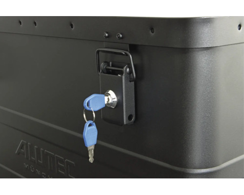 Detailansicht des Schlosses an einer Alutec Aluminiumbox mit eingestecktem Schlüssel