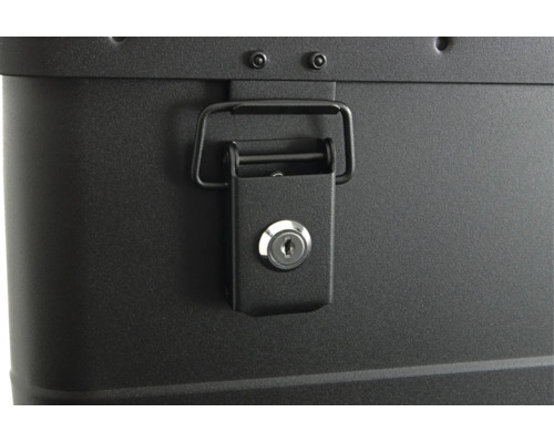 Detailansicht eines abschließbaren Metallverschlusses an einer Aufbewahrungsbox aus Metall.