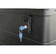 Detailansicht eines abschließbaren Spannverschlusses an einer Alutec Aluminiumbox mit eingestecktem Schlüssel.