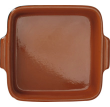 Quadratische Auflaufform aus Keramik mit seitlichen Griffen für den Ofen.