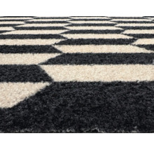 Teppich mit geometrischem Rautenmuster in Hochflor Optik