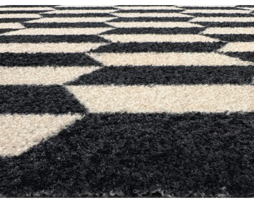 Teppich mit geometrischem Rautenmuster in Hochflor Optik