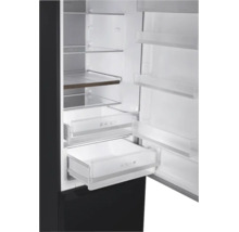 Geöffneter Kühlschrank mit verstellbaren Glasablagen und transparenten Schubladen für Lebensmittel