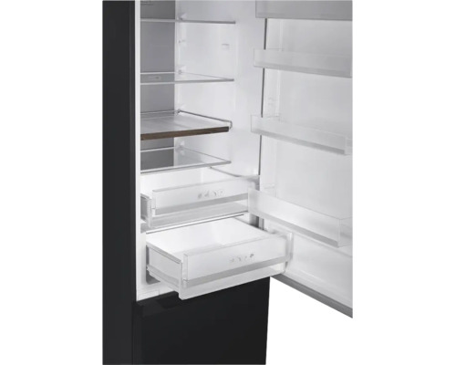 Geöffneter Kühlschrank mit verstellbaren Glasablagen und transparenten Schubladen für Lebensmittel