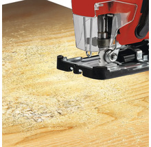 Scie sauteuse en train de couper une planche en bois