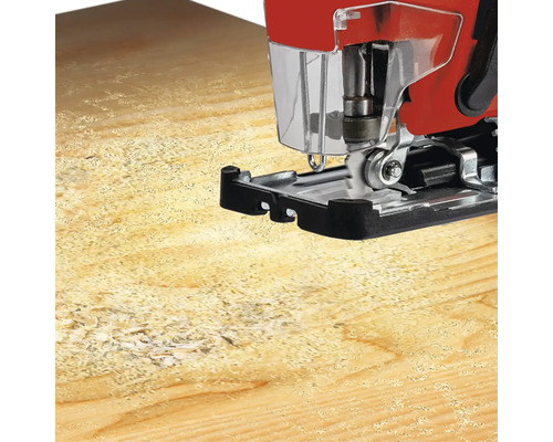 Scie sauteuse en train de couper une planche en bois