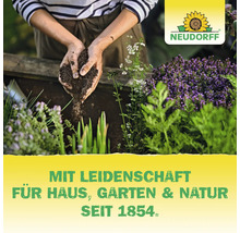 Person bei der Gartenarbeit mit Erde in den Händen zwischen Kräutern und dem Neudorff Logo.