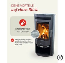 Poêle à bois Justus avec revêtement en pierre naturelle brossée et feu de cheminée crépitant derrière une grande vitre. (Image AI modified or generated)