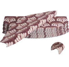 Pile de moulures décoratives pour murs ou plafonds avec motif floral.