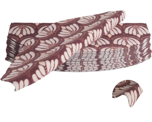 Pile de moulures décoratives pour murs ou plafonds avec motif floral.