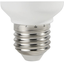 Nahaufnahme des E27 Schraubsockels einer LED Lampe mit Gewinde
