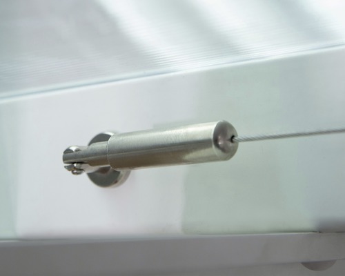 Vue détaillée d''une suspension par câble métallique pour une toiture de terrasse.