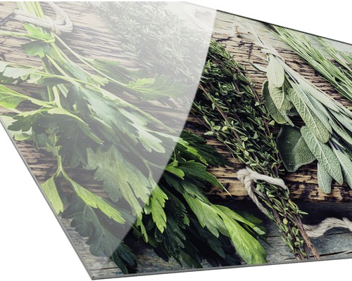 Herbes aromatiques sur planche en bois en tant que décoration murale