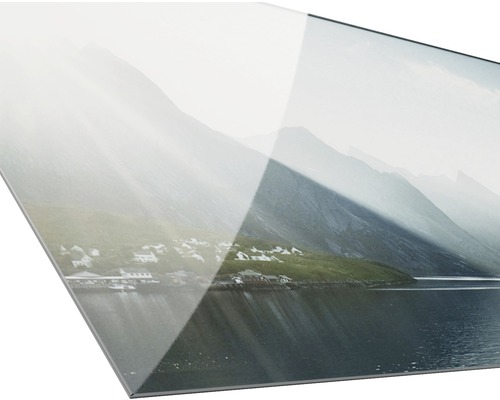 Image en verre avec paysage de montagne et ville côtière