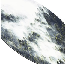 Detailaufnahme einer Snowboardoberfläche mit Waldmotiv
