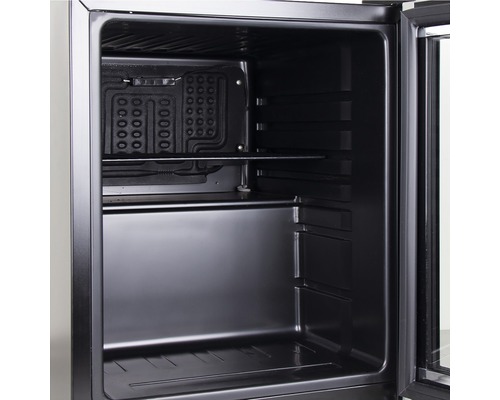 Innenansicht eines Kühlschranks mit Regal